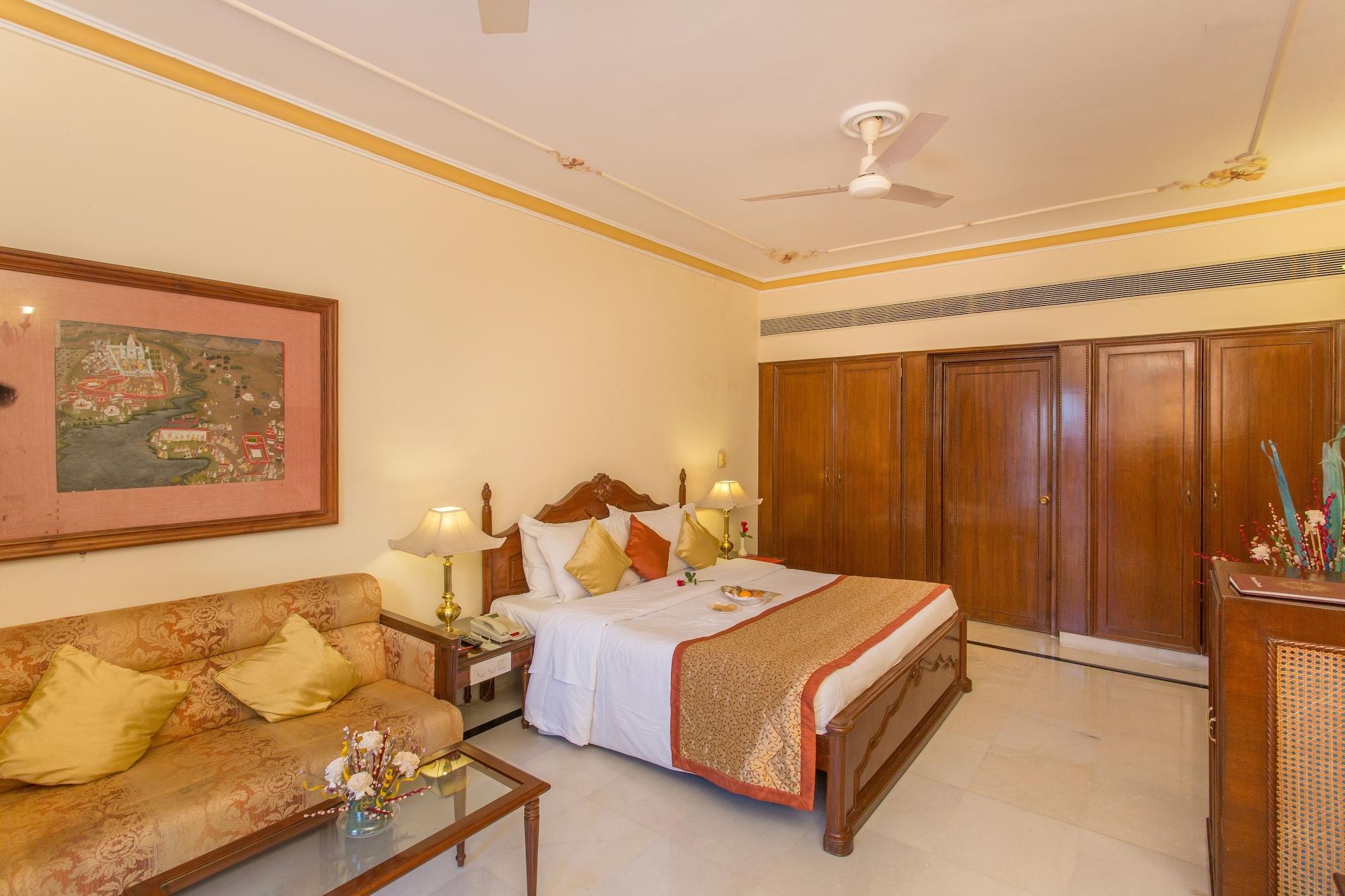 Shiv Niwas Palace By Hrh Group Of Hotels Udaipur Exterior photo